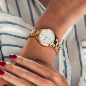what wrist does a woman wear a watch