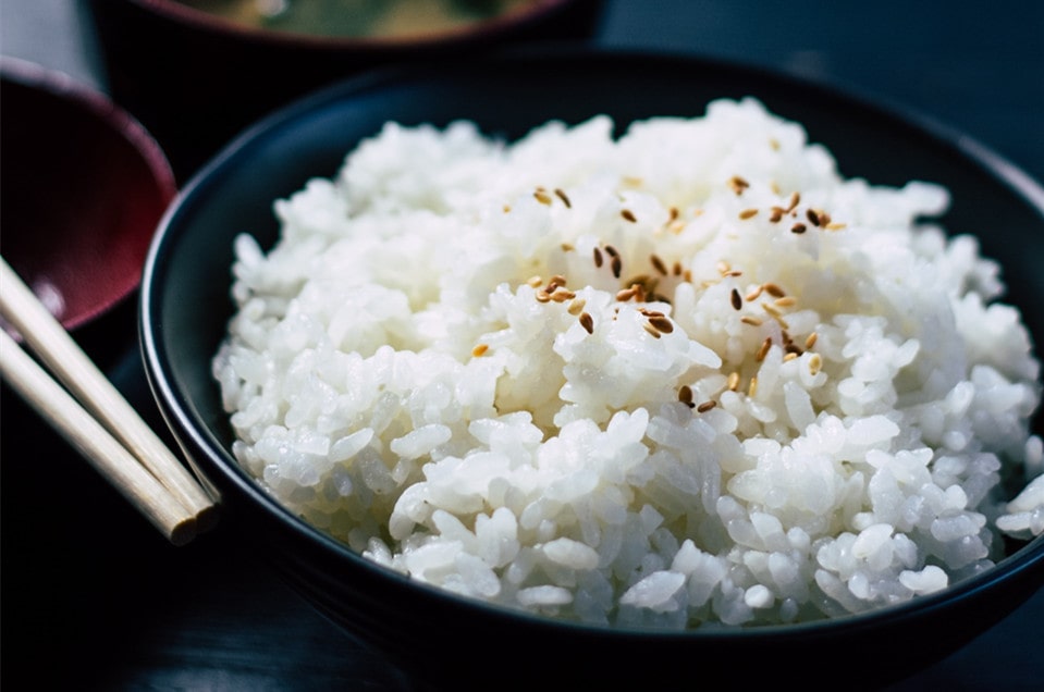 how long can cooked rice sit out